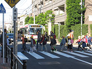 H22.11.02中村小学校通学路・横断歩道新規整備・渡り始め